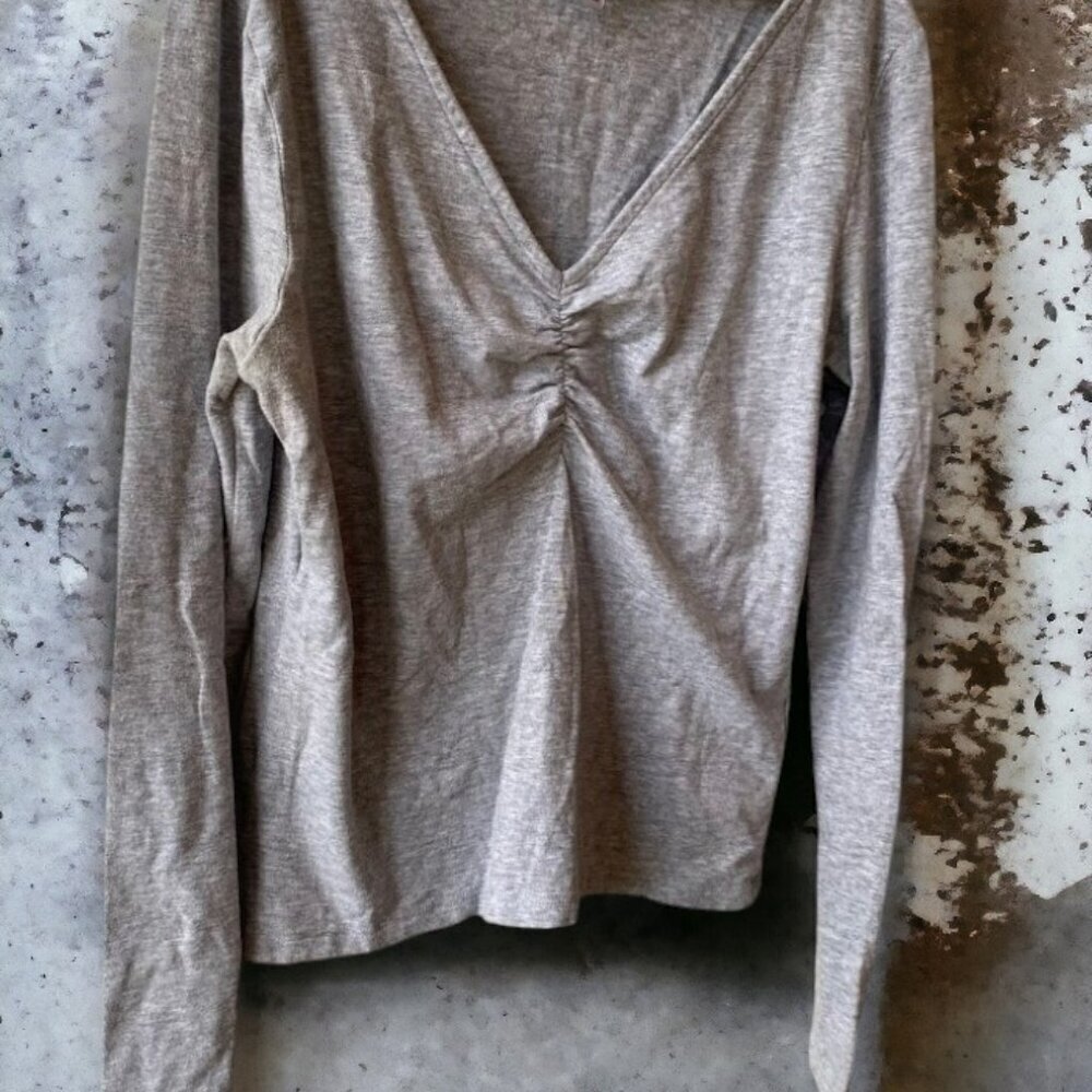 H&M Divided V-Neck Ruched Top (Junior) - Picture 5 of 6